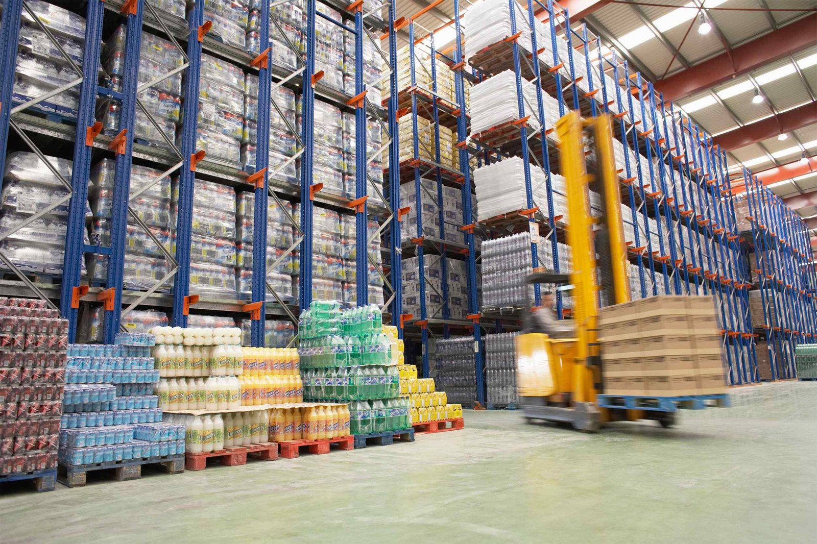 https://pullcargo.com/wp-content/uploads/2015/09/Warehouse-and-lifter.jpg